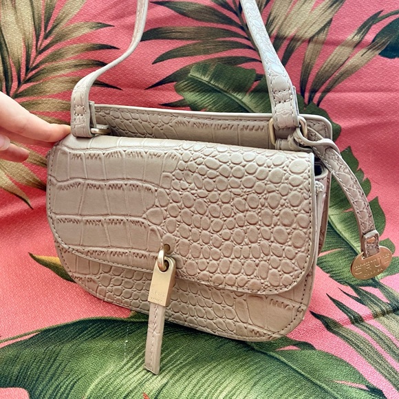 New Cruz Carpisa Tan Crossbody - Picture 3 of 7
